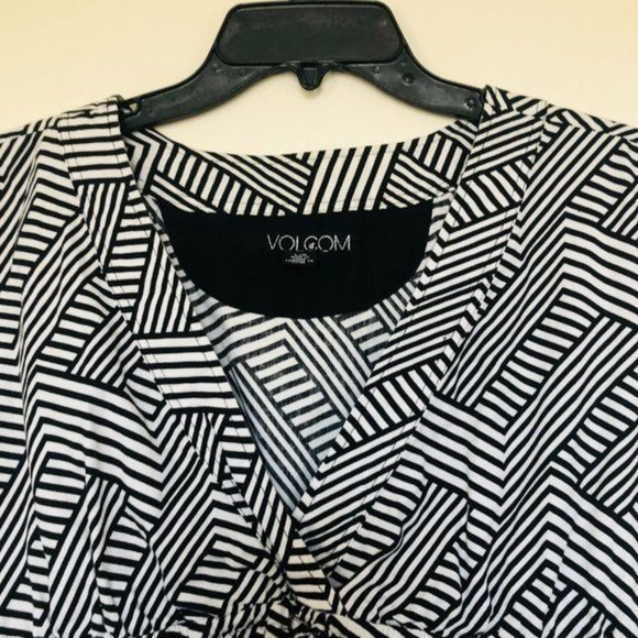 Volcom Black/White Capped SleeveTee/Blouse- Size Large - Picture 4 of 8